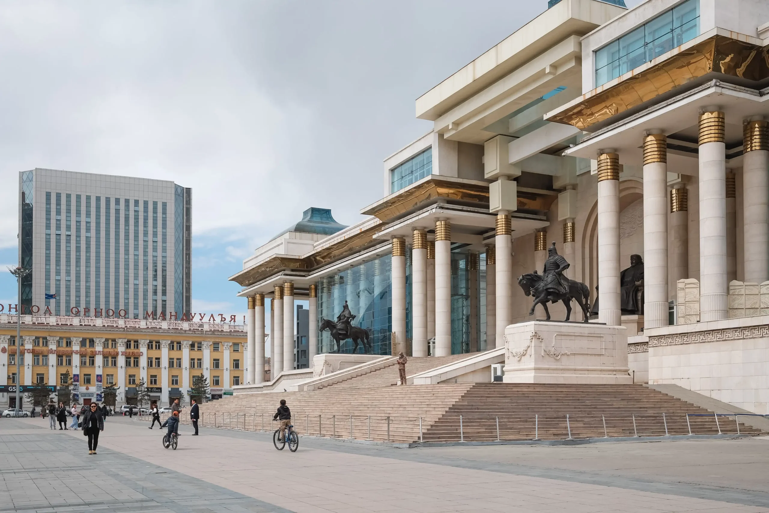 Ulan Batur şehir merkezinde yer alan Sukhbaatar Meydanı ve Parlamento Binası