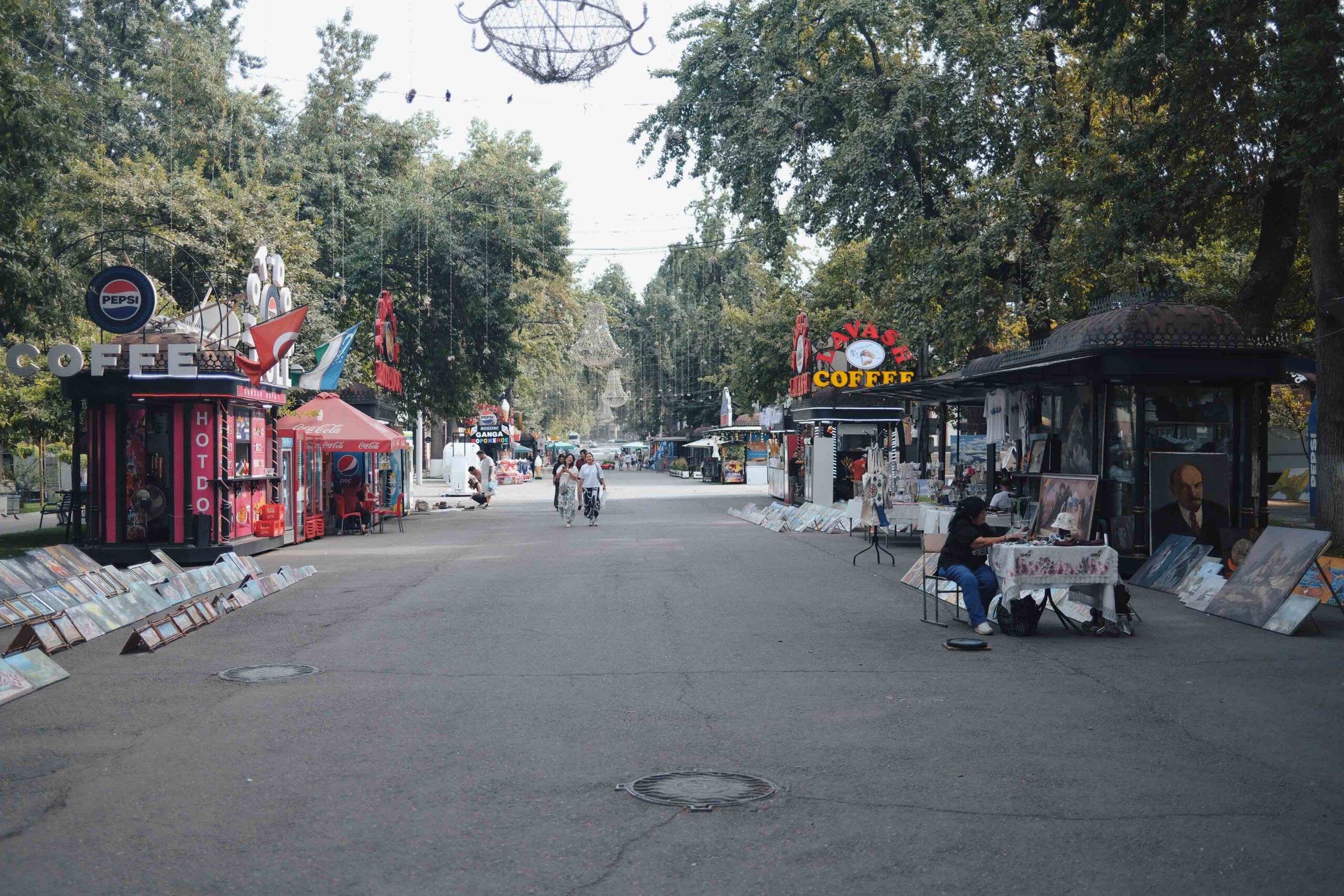 Taşkent Broadway Caddesi’nde sanat ve sokak kültürü Taşkent Broadway Caddesi üzerinde sanat tezgahları ve kahve stantları
