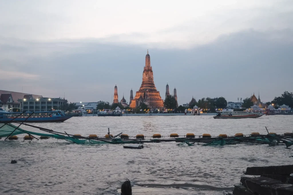 Bangkok Gezilecek Yerler: Kısa Gezintiler 5 Chao Phraya Nehri nehri kenarından Wat Arun Manzarası, Bangkok.