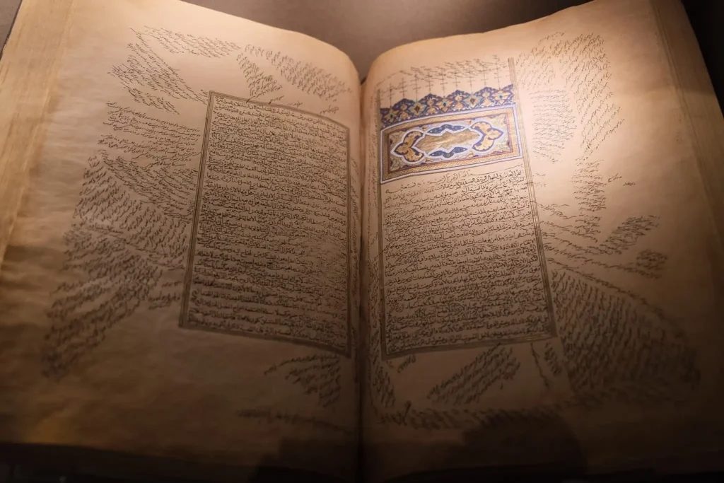 Özbekistan İslam Medeniyeti Merkezi'nde sergilenen İbn-i Sina'nın dünyaca ünlü tıp eseri Tıbbın Kanunu (El-Kanun fi't-Tıb) el yazması.